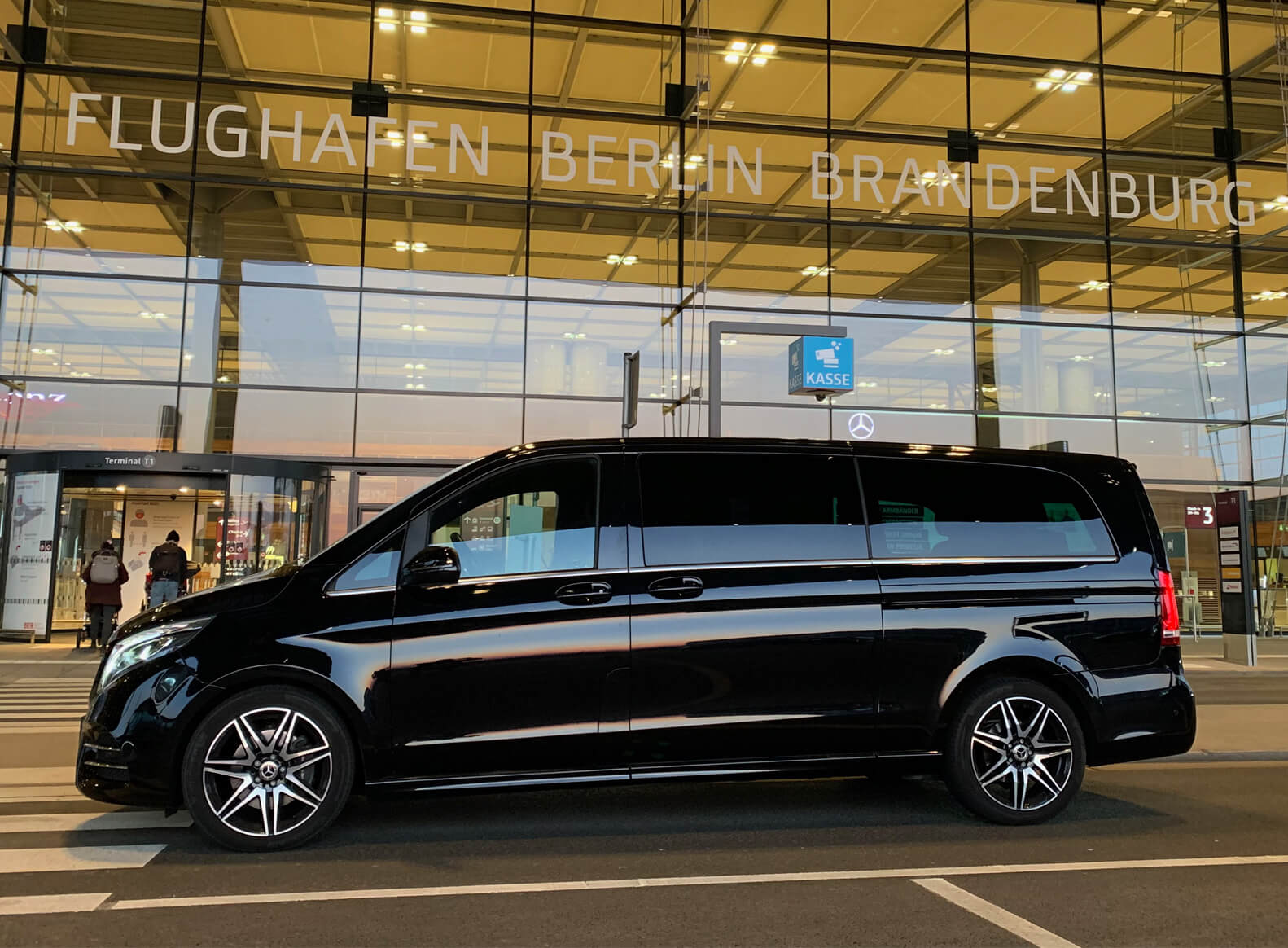 Mercedes V-Klasse am Flughafen BER